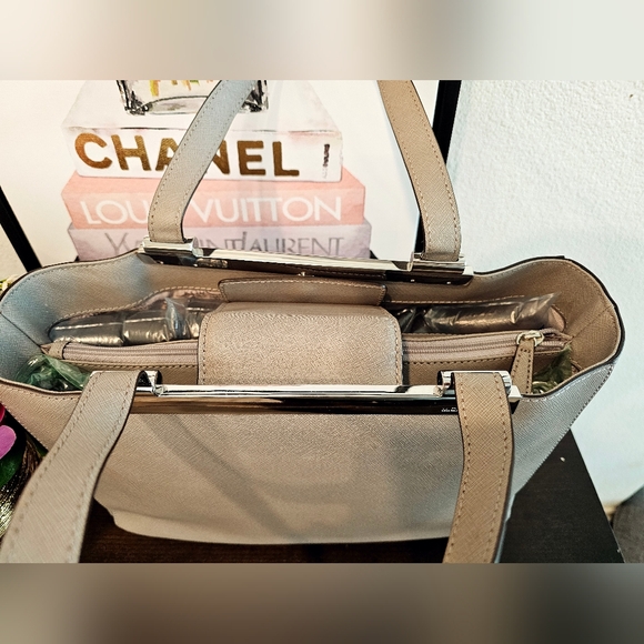 Michael kors handbag Saffiano leather bag. Gray with silver hardware. - Picture 5 of 10